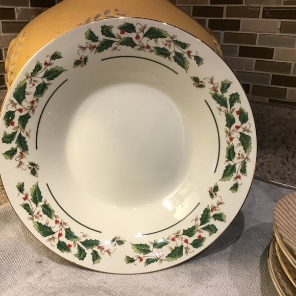 4 Budlet Ivory Christmas Holly Traditions 8" Bowls. Vintage Fine China - Picture 5 of 5